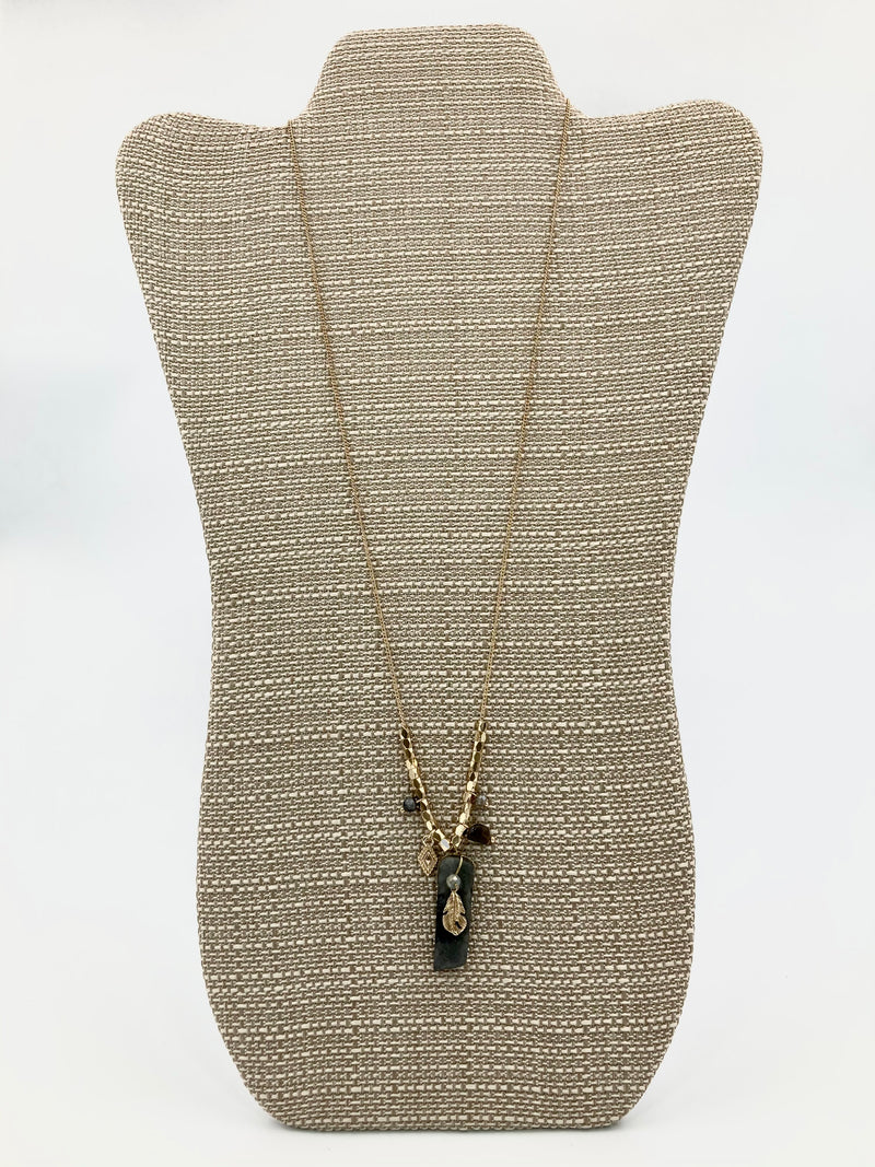 Necklace with natural stone and gold details