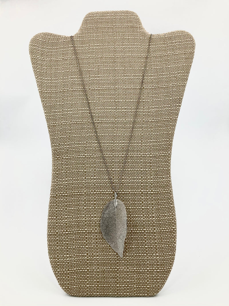 Adjustable metal necklace with leaf pendant (2 variants)